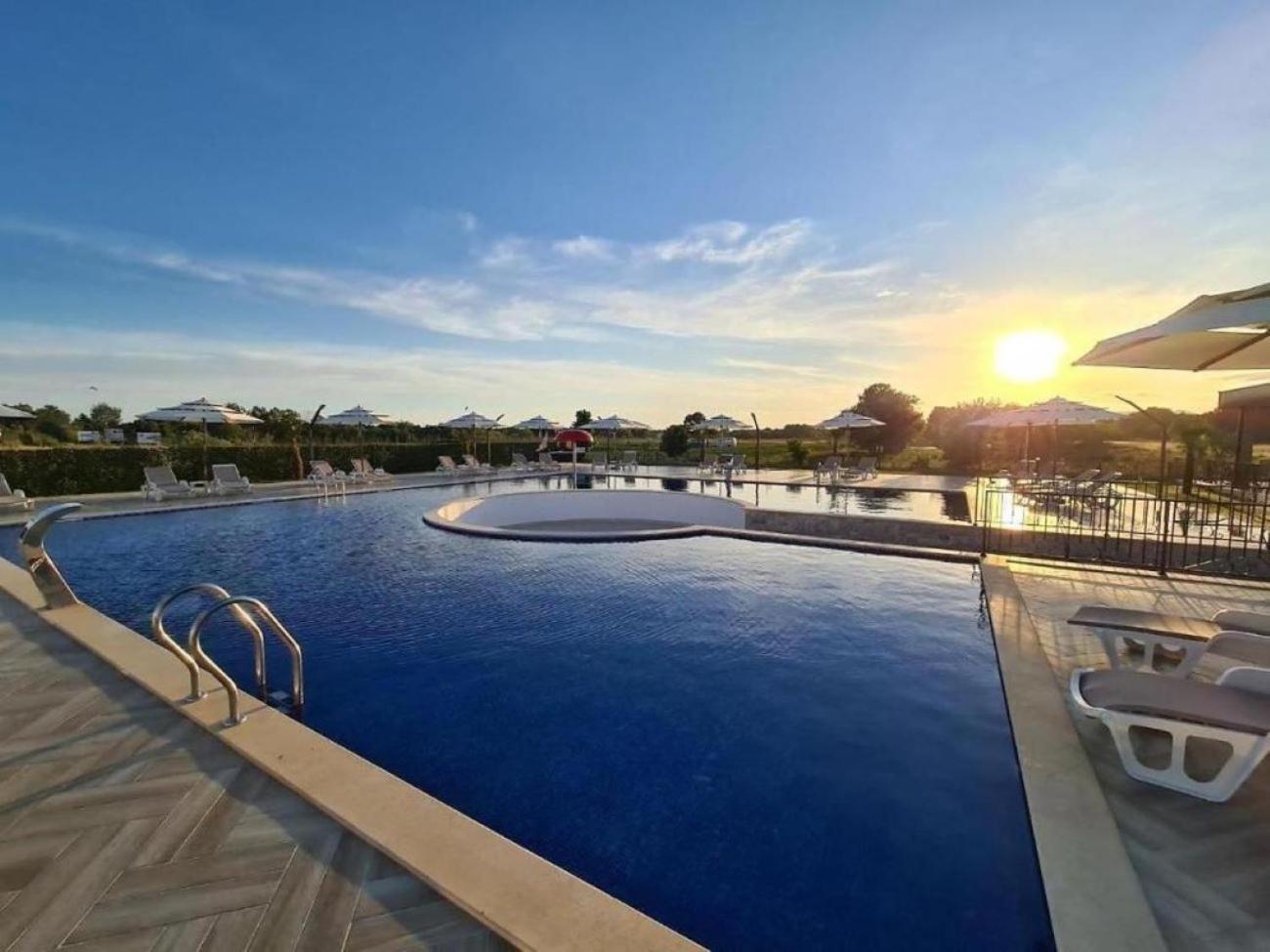 Imperial Family Resort 울친 외부 사진
